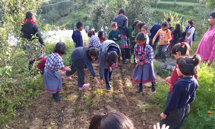 The ‘activists’ of ‘Clean the Village’ drive: “No” to Plastic!!